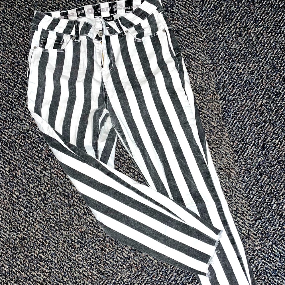Black and White Stripe Ankle Pant